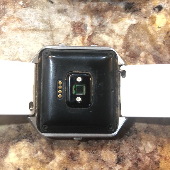 Fitbit Versa 1 w cheetah band - Picture 2 of 2